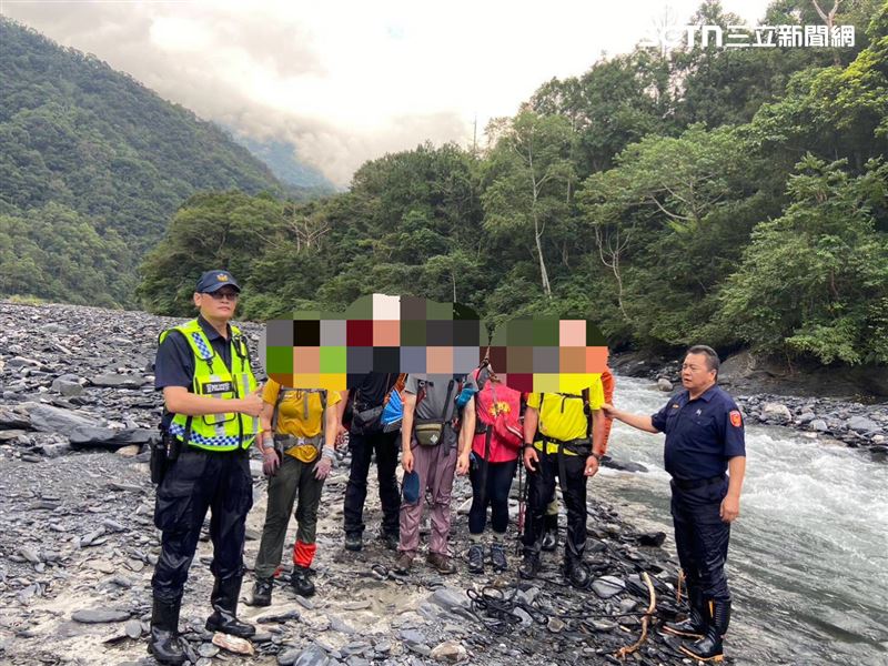在警方引導下，6名山友逐一攀扶繩索涉溪，最終順利脫困，無人受傷。（圖／翻攝畫面）