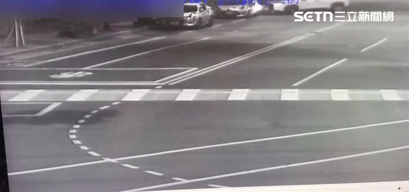 新北男凌晨開車外出買麥當勞,卻因精神不濟連撞6車。(圖/翻攝畫面)