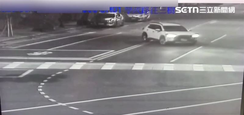 新北男凌晨開車外出買麥當勞,卻因精神不濟連撞6車。(圖/翻攝畫面)