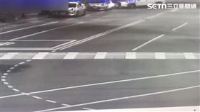 ▲新北男凌晨開車外出買麥當勞，卻因精神不濟連撞6車。（圖／翻攝畫面）