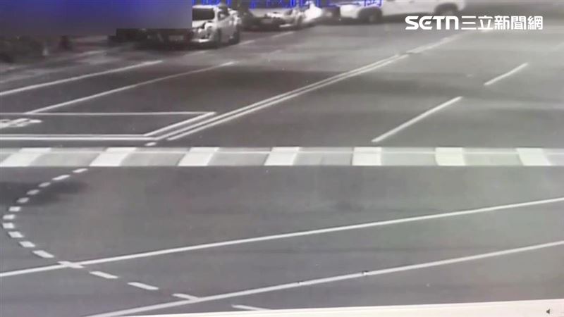 他感冒仍想吃麥當勞 停車場撞柱再撞6車