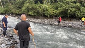6登山友遇溪水暴漲受困　警驚險涉溪救援（圖／翻攝畫面）