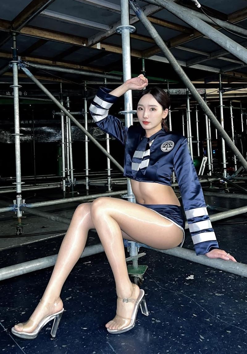 沛沛擁有一雙高挑的長腿。（圖／翻攝自elva_xx98 IG）