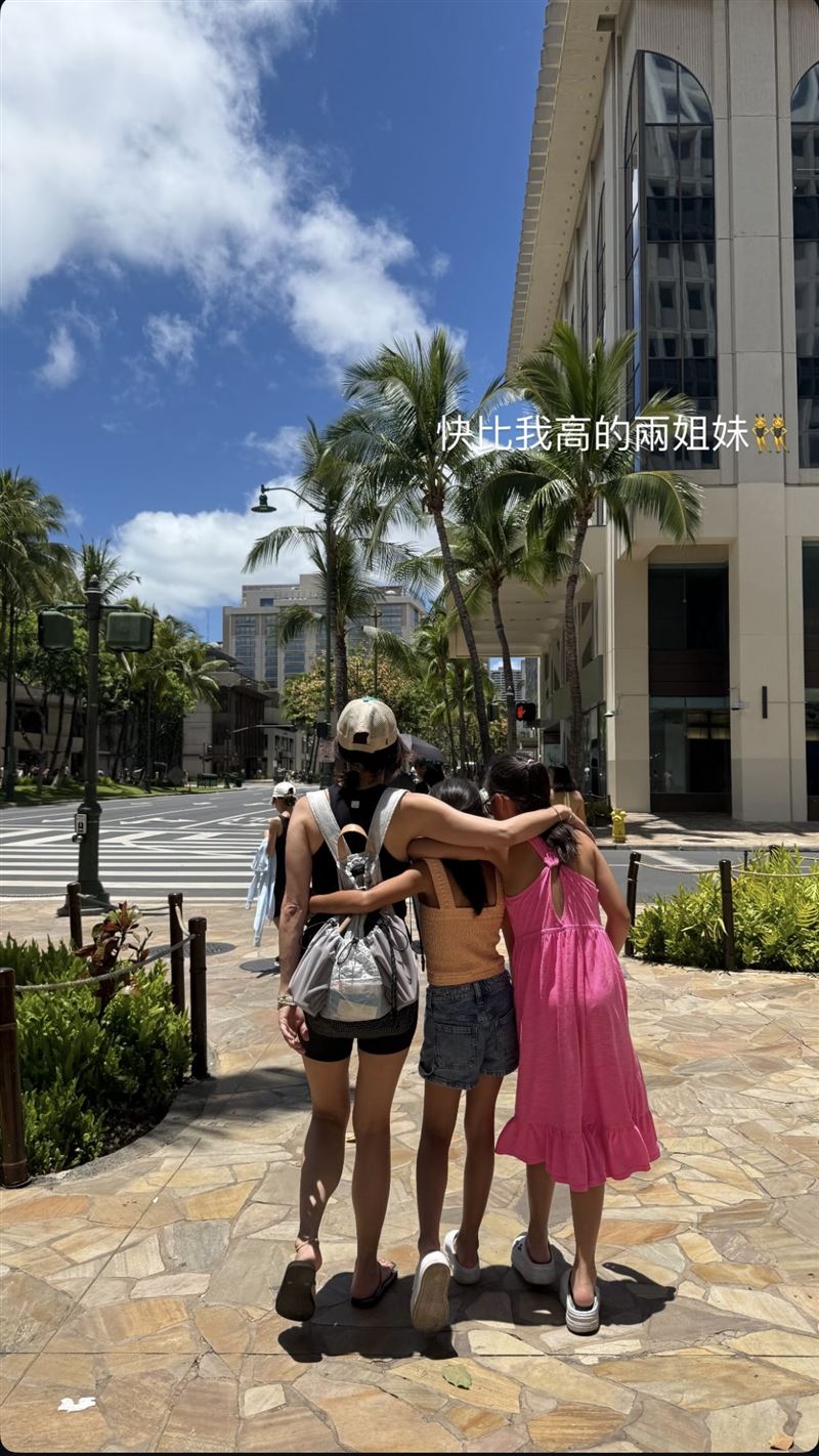 賈靜雯(左)分享女兒咘咘與波妞抽高照。(圖/翻攝自IG)
