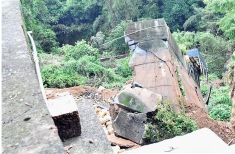 邊坡遭沖刷出10樓深的大峽谷。（圖／翻攝畫面）