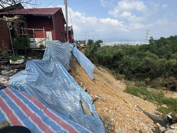 一處三合院邊坡地基幾乎被掏空。（圖／翻攝畫面）