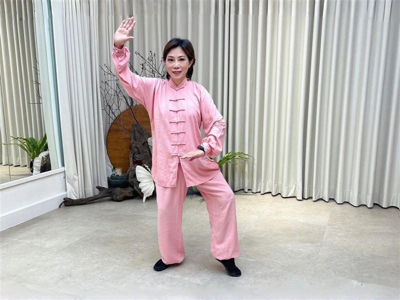 小彤學太極。(圖/馬可孛羅公關提供)