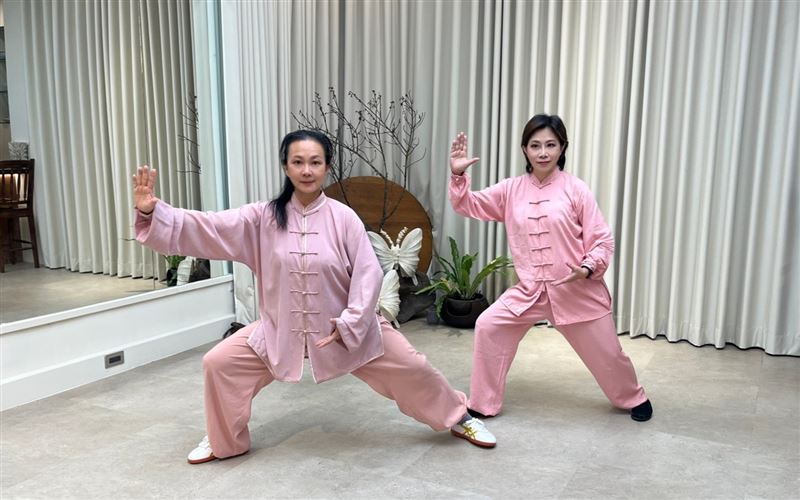 小彤(右)跟李佩懿老師學太極。(圖/馬可孛羅公關提供)