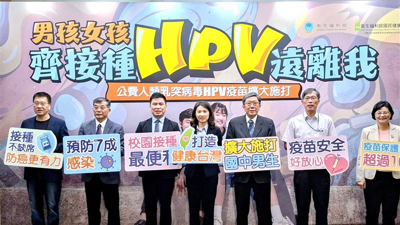 國健署長沈靜芬（中）與專家等，說明最新HPV（人類乳突病毒）疫苗接種政策。（圖／國健署提供）