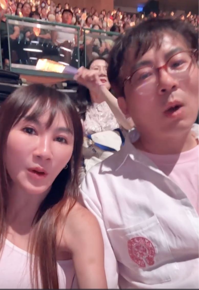 帶媽媽追星江蕙,財富女神王宥忻現場幸福激吻老公閃爆全場。(圖/女神愛啪啪 IPAPA 提供)