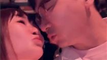 江蕙台上唱〈家後〉　台下女星激吻帥男
