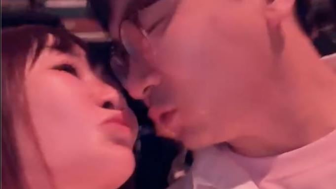 帶媽媽追星江蕙,財富女神王宥忻現場幸福激吻老公閃爆全場。(圖/女神愛啪啪 IPAPA 提供)