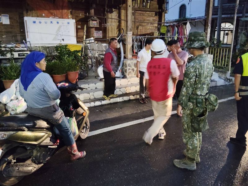 區公所偕相關單位勸離居民。（圖／翻攝畫面）