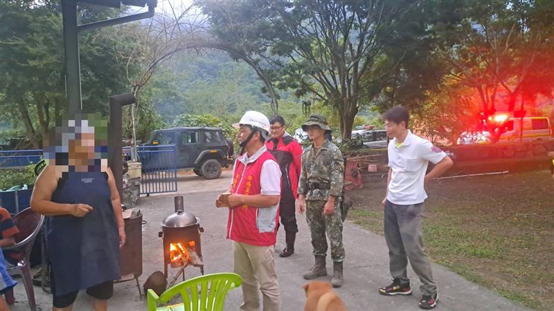 區公所偕相關單位勸離居民。（圖／翻攝畫面）