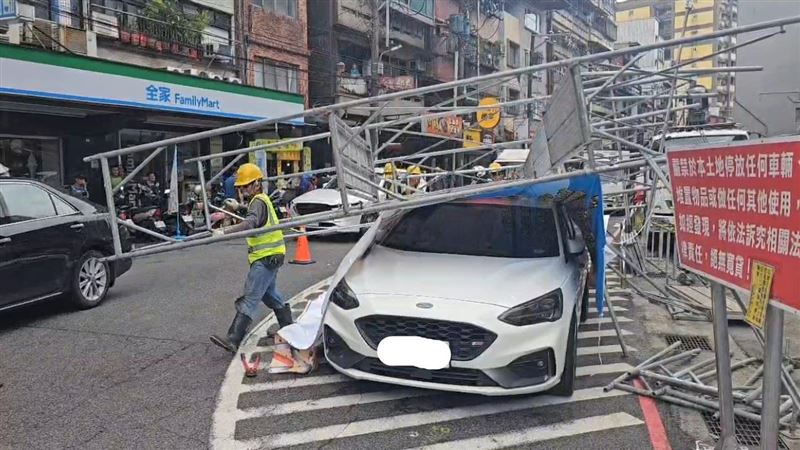 基隆地區出現強陣風,一處工地鷹架被吹倒。(圖/翻攝畫面)