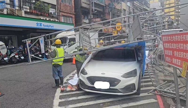 基隆地區出現強陣風,一處工地鷹架被吹倒。(圖/翻攝畫面)