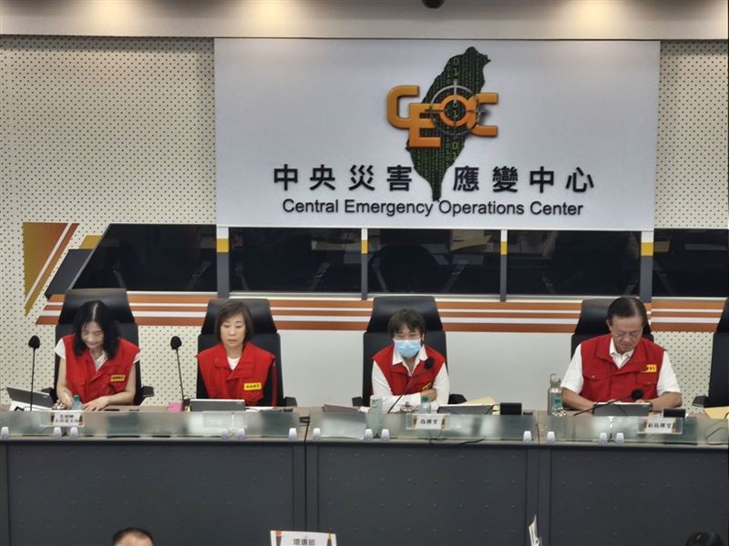 中央災害應變中心(13)日上午召開第5次工作會報,指揮官、內政部部長劉世芳(右二)主持。(圖/消防署提供)