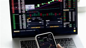 ▲中環（2323）董事會通過 2025 年每股配發現金股利0.3元，發放日為 10月3日，公司有價證券投資占總資產比重達74.51%，財務受股市波動影響甚鉅，中環表示將持續優化資產配置，兼顧現金流穩定與投資報酬。（示意圖／PIXABAY）