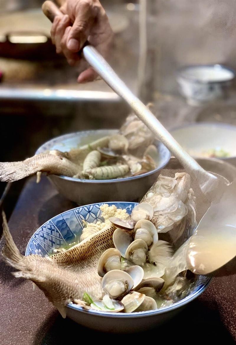 臺灣米其林推薦鱸魚湯，表示湯頭清澈、鮮味明顯，鱸魚新鮮且肉質細嫩。（圖／翻攝自超人鱸魚臉書）
