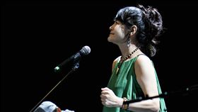 羅思容參與「聽見零雨」計畫，為國寶級詩人零雨譜寫演唱新專輯《女兒的九十九種藍》。（圖／目宿媒體提供）