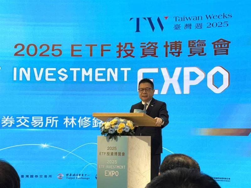 財神爺帶著ETF金童南下！2025台灣週 ETF 投資博覽會將於10月17日至19日首度移師高雄展覽館舉辦，截至2025年6月底，台灣ETF市場規模突破新台幣6.5兆元，受益人數逾1,544 萬人。（圖／記者師瑞德攝影）