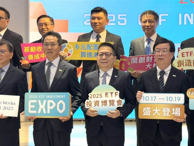 財神爺帶著ETF金童南下！2025台灣週 ETF 投資博覽會將於10月17日至19日首度移師高雄展覽館舉辦，截至2025年6月底，台灣ETF市場規模突破新台幣6.5兆元，受益人數逾1,544 萬人。（圖／記者師瑞德攝影）