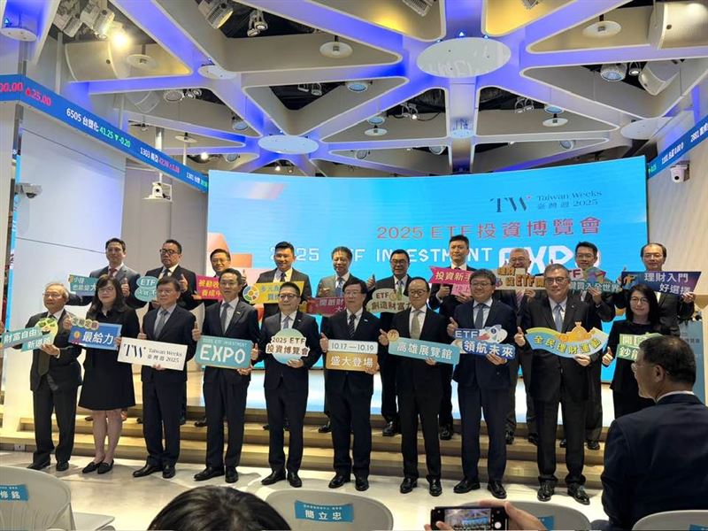 財神爺帶著ETF金童南下！2025台灣週 ETF 投資博覽會將於10月17日至19日首度移師高雄展覽館舉辦，截至2025年6月底，台灣ETF市場規模突破新台幣6.5兆元，受益人數逾1,544 萬人。（圖／記者師瑞德攝影）