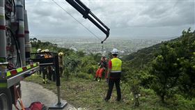 宜蘭,北宜公路,賓士,墜谷,消防局,邊坡。（圖／翻攝畫面）