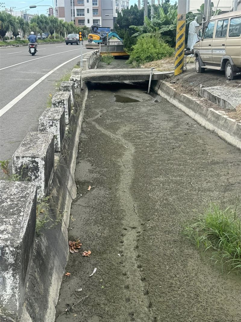 線西鄉一處排水溝的淤泥有1.25公尺深。（圖／翻攝畫面）