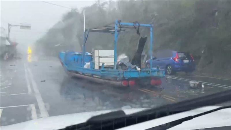 颱風楊柳直撲台灣,台東富岡里漁船被吹到馬路上。(圖/翻攝畫面)
