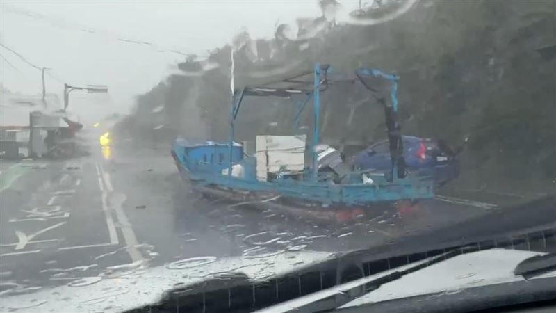 颱風楊柳直撲台灣,台東富岡里漁船被吹到馬路上。(圖/翻攝畫面)