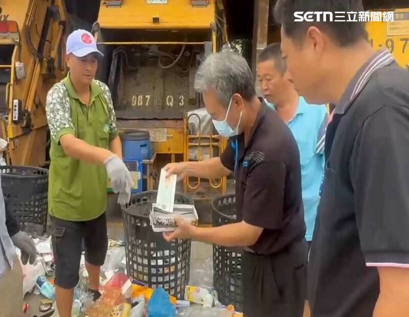 一袋袋的垃圾全部翻出來找，終於看到民眾丟失的支票！（圖／翻攝畫面）