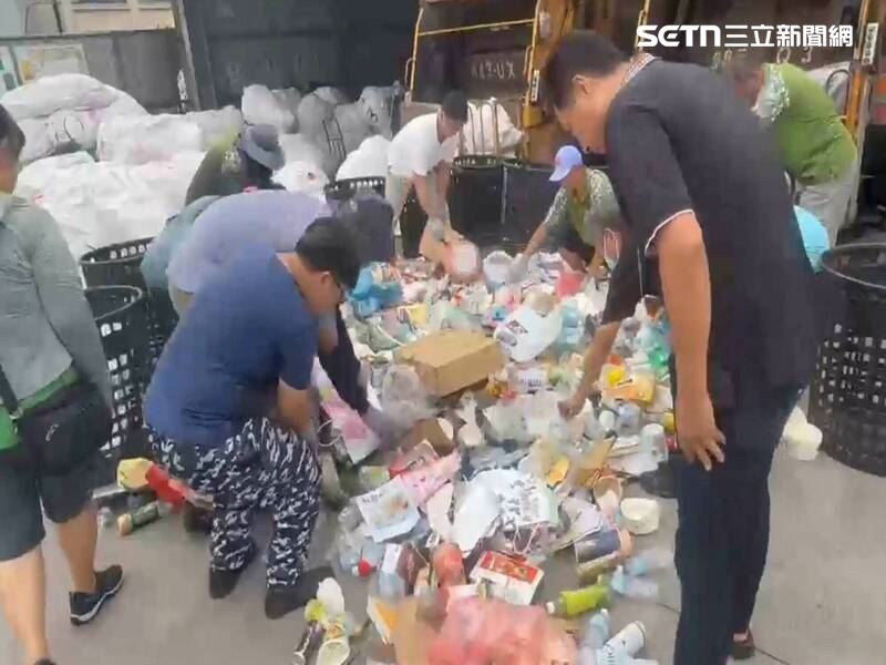 誤把支票當垃圾丟進垃圾車！清潔隊動員翻找真的找到了！（圖／翻攝畫面）