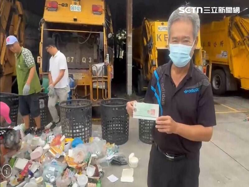 一袋袋的垃圾全部翻出來找，終於看到民眾丟失的支票！（圖／翻攝畫面）