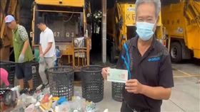 20萬支票誤丟！彰化清潔隊翻垃圾堆找到了（圖／翻攝畫面）