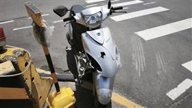 新北,樹林,機車騎士,闖紅燈,車禍。（圖／翻攝畫面）