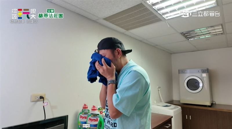 原本滿是汗臭味的衣服的也散發清香。(圖/截自影片)