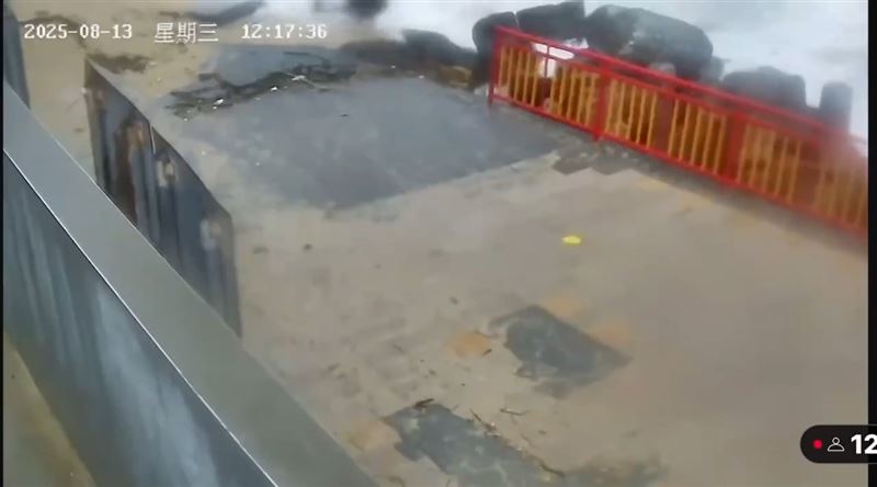 直播鏡頭被強風吹塌，目前對著地面拍攝。（圖／翻攝畫面）