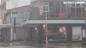 ▲台東市區全家超商整片落地玻璃被吹垮。（圖／翻攝畫面）