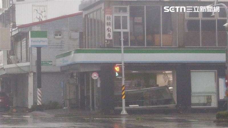 台東市區全家超商整片落地玻璃被吹垮。(圖/翻攝畫面)