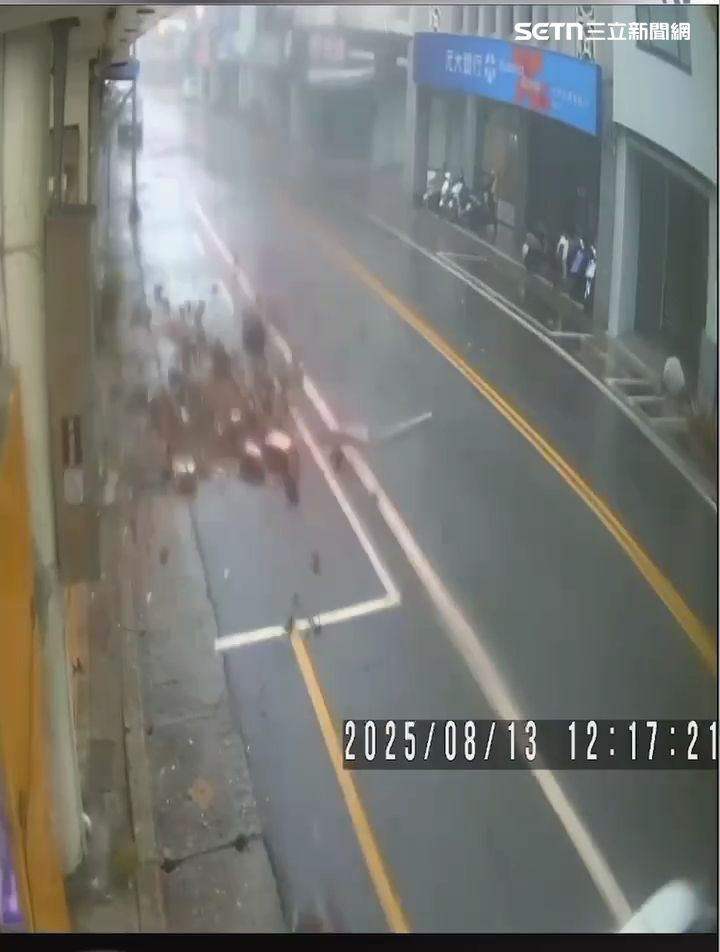 台東中華路商家外牆磚塊土石被強風吹落。(圖/翻攝畫面)