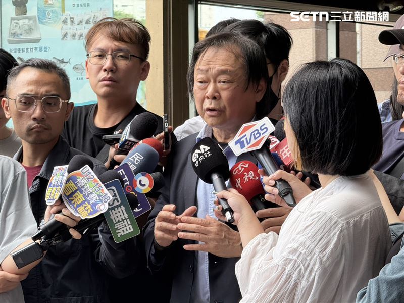 民進黨立委王世堅出席中常會前受訪。(圖/記者劉秀敏攝影)
