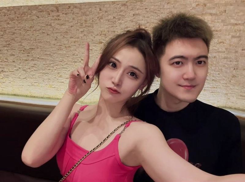網紅「你的小浩阿」老婆「小浩的小迷妹」因腦膠質瘤病逝，享年32歲。（圖／翻攝自微博）