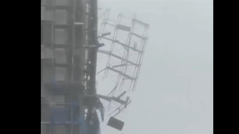 台東大同路社會宅,鷹架被吹得七零八落。(圖/翻攝爆料公社)