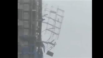 楊柳襲台！台東社會宅鷹架「天女散花」