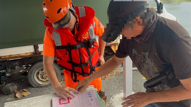 海巡署對觀浪民眾開罰。(圖/翻攝畫面)