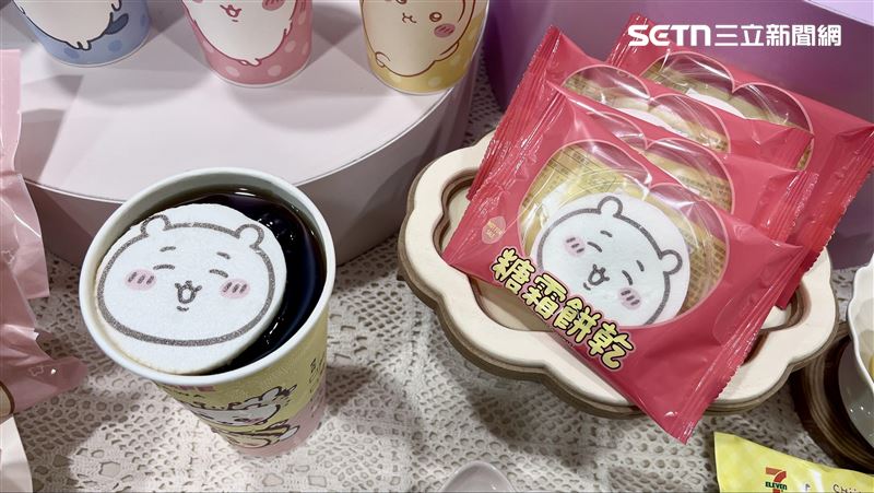 7-ELEVEN買濃萃系列、特大杯厚乳拿鐵再送吉伊卡哇糖霜餅乾。（圖／記者賴俊佑攝影）