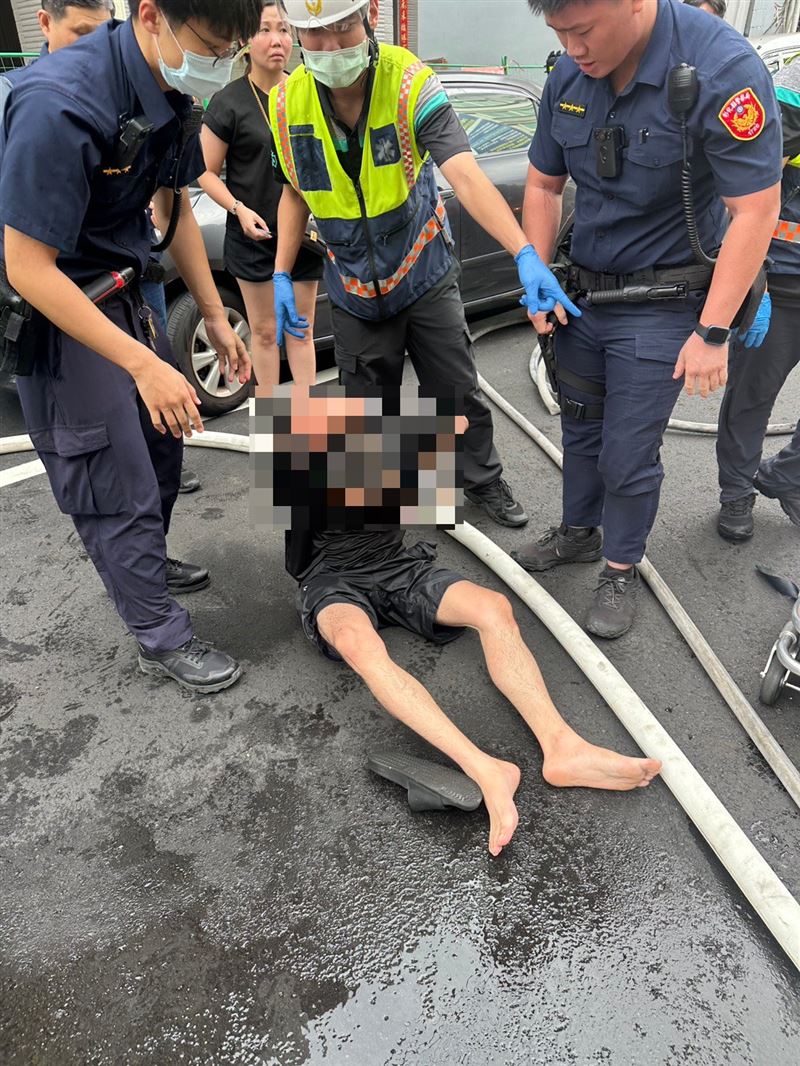 黃男揚言要引燃瓦斯自焚，遭壓制上銬強制就醫。（圖／翻攝畫面）