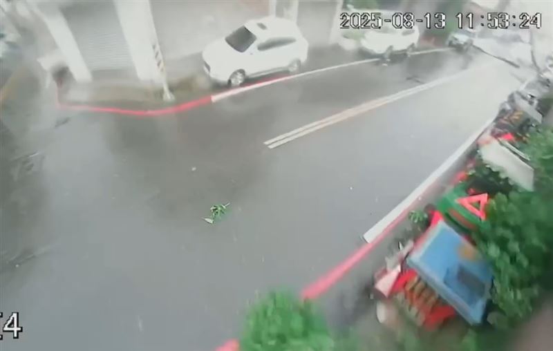 民宅頂樓被吹掀的鐵皮屋頂,砸中街上轎車。(圖/翻攝畫面)