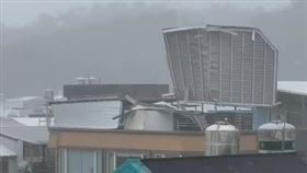 中颱楊柳，民宅頂樓被吹掀，砸中街上轎車，危險(圖／翻攝自)